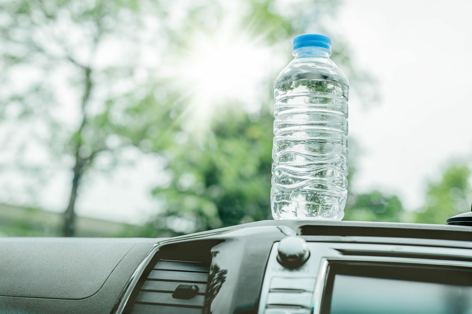 Meninggalkan Botol Air di Dalam Mobil Bisa Menyebabkan Kebakaran